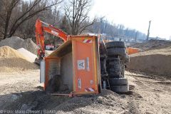 Günzburg - Lkw kippt Baustelle Bahnbrücke 21032022 11