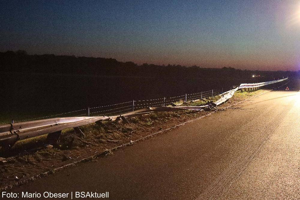 Pkw prallt auf der A8 bei Riedheim gegen die Leitplanke