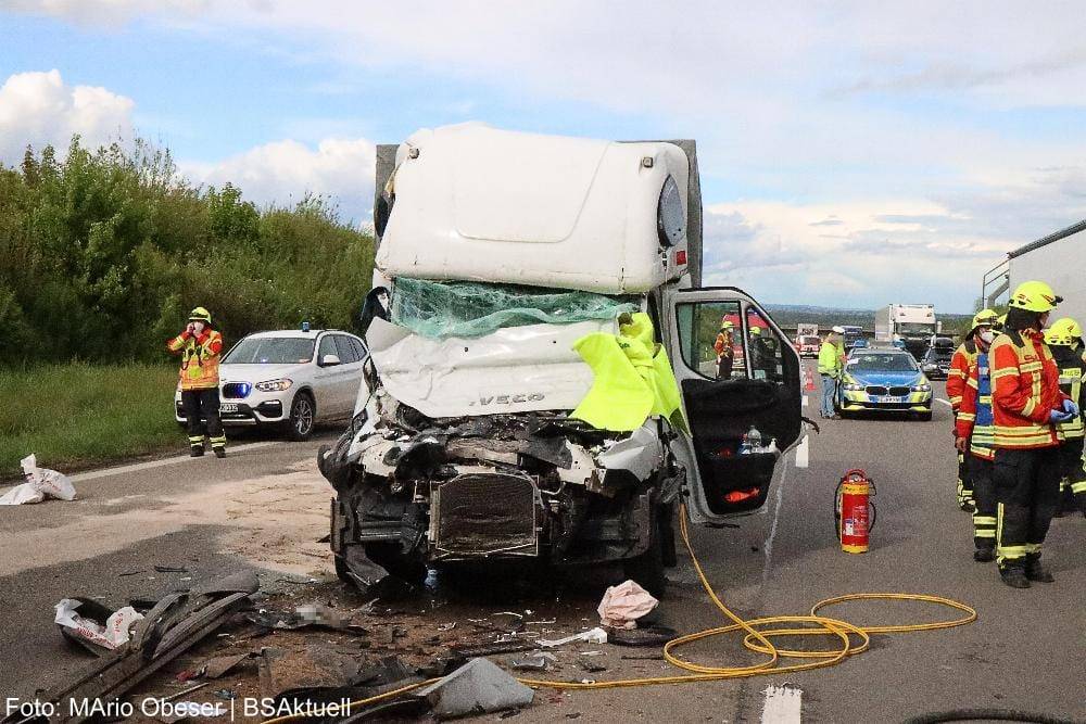 Transporter prallt gegen Lkw A8 Oberelchingen