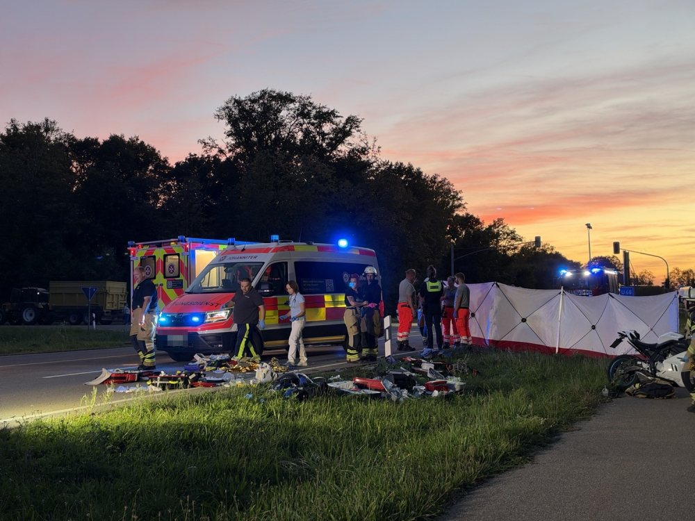 Beitragsbild zu Schwerer Unfall zwischen Traktor und Motorrad bei Leipheim: Biker lebensgefährlich verletzt