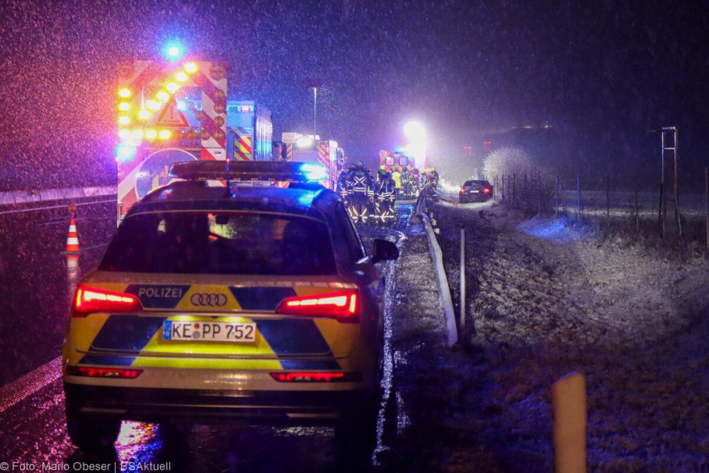 m Donnerstagabend, den 02.01.2025, ereignete sich gegen 19:40 Uhr auf der A8 zwischen den Anschlussstellen Günzburg und Burgau ein Verkehrsunfall unter winterlichen Bedingungen.