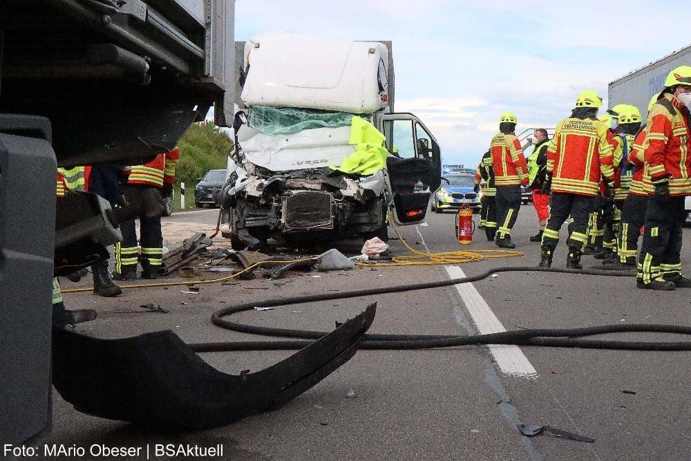 Transporter prallt gegen Lkw A8 Oberelchingen