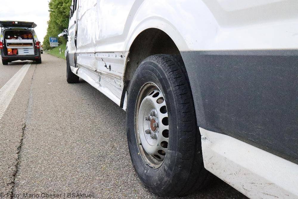 Unfall A8 Ulm-Juningen Sicherungsanhaenger 2505202