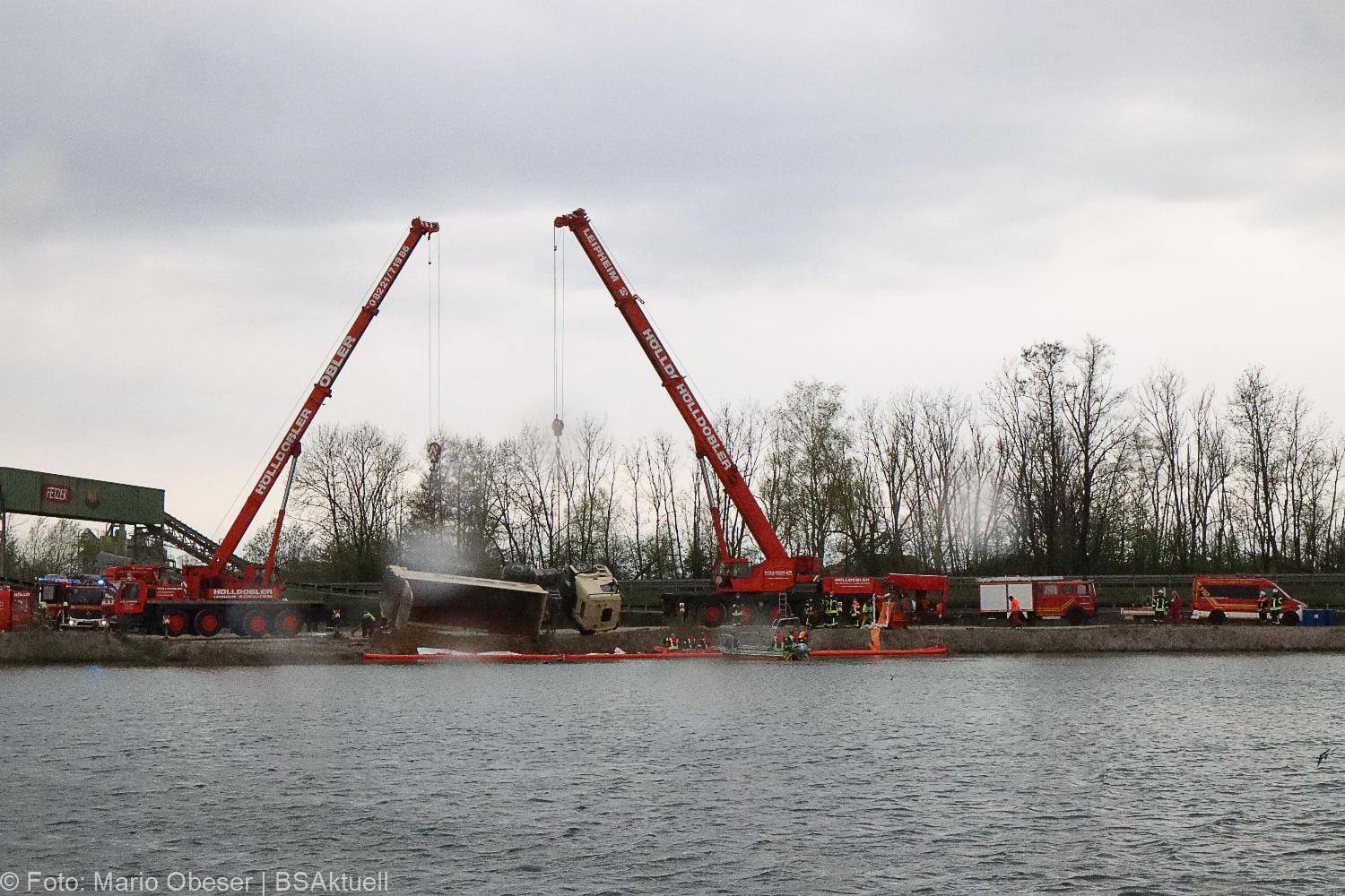 Lkw kippt in See Gundelfingen 04052021