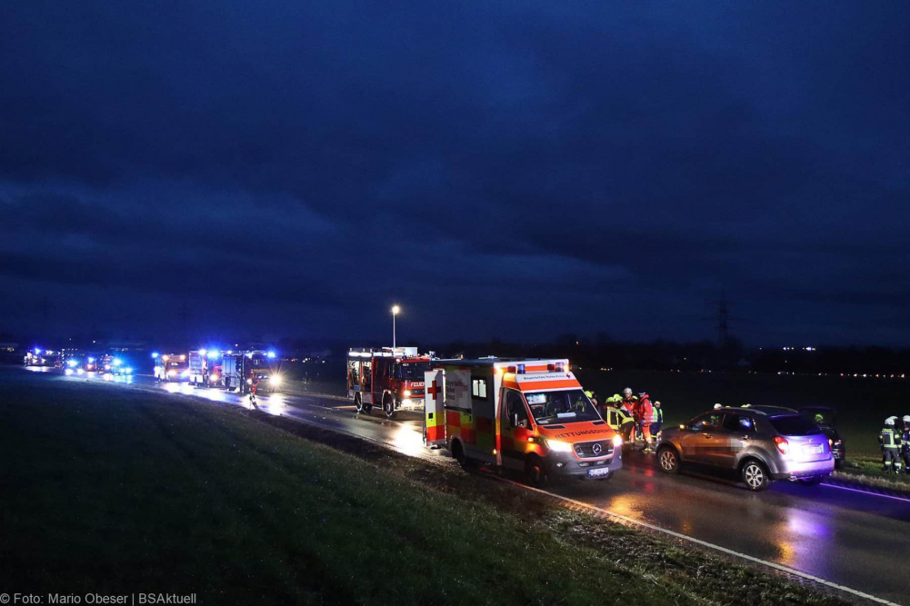 Am heutigen 12. Dezember 2023 ereignete sich gegen 16.20 Uhr ein schwerer Verkehrsunfall auf der Staatsstraße 2025 nahe Offingen