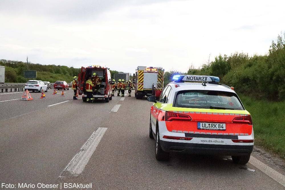 Transporter prallt gegen Lkw A8 Oberelchingen
