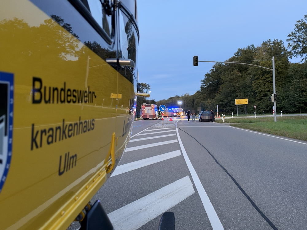 Beitragsbild zu Schwerer Unfall zwischen Traktor und Motorrad bei Leipheim: Biker lebensgefährlich verletzt