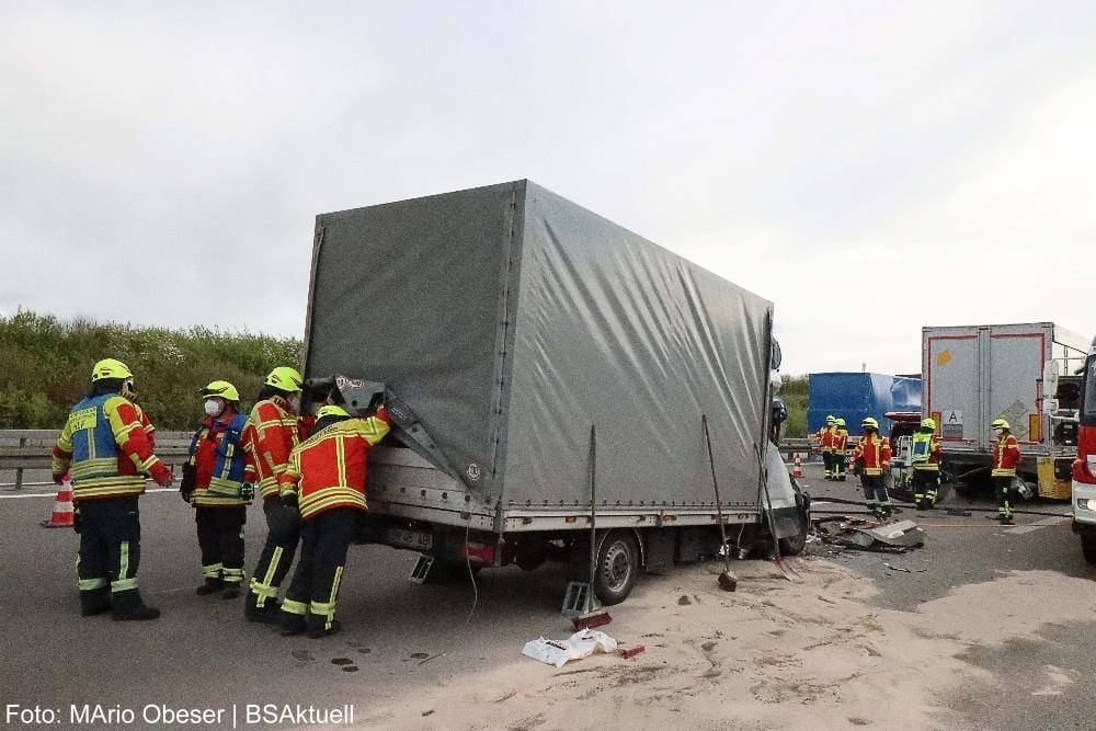 Transporter prallt gegen Lkw A8 Oberelchingen