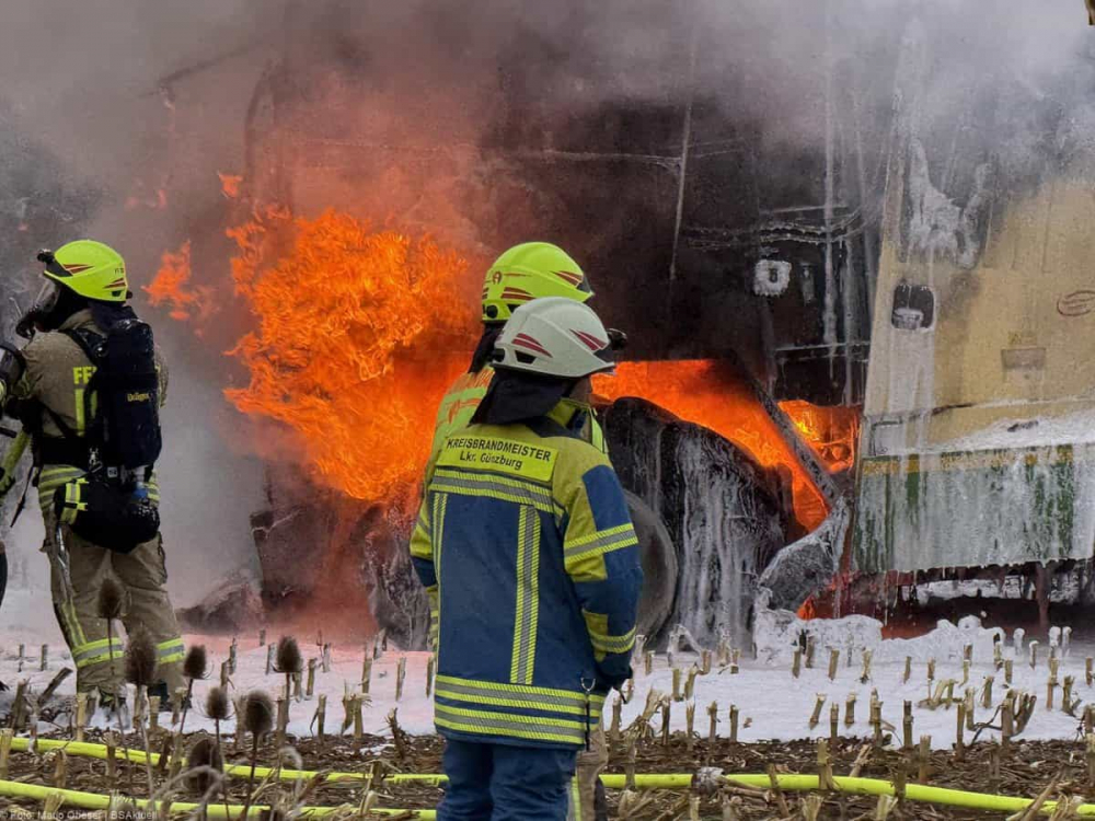 Am frühen Sonntagabend, den 29. September 2024, kam es südlich von Deubach bei Ichenhausen zum Brand eines Maishäckslers
