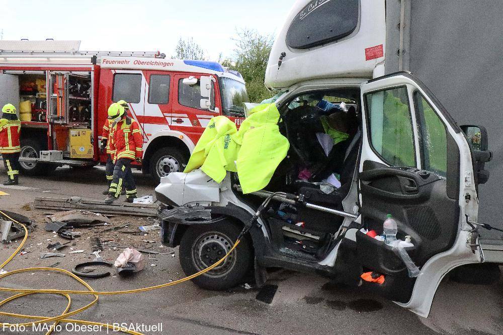 Transporter prallt gegen Lkw A8 Oberelchingen