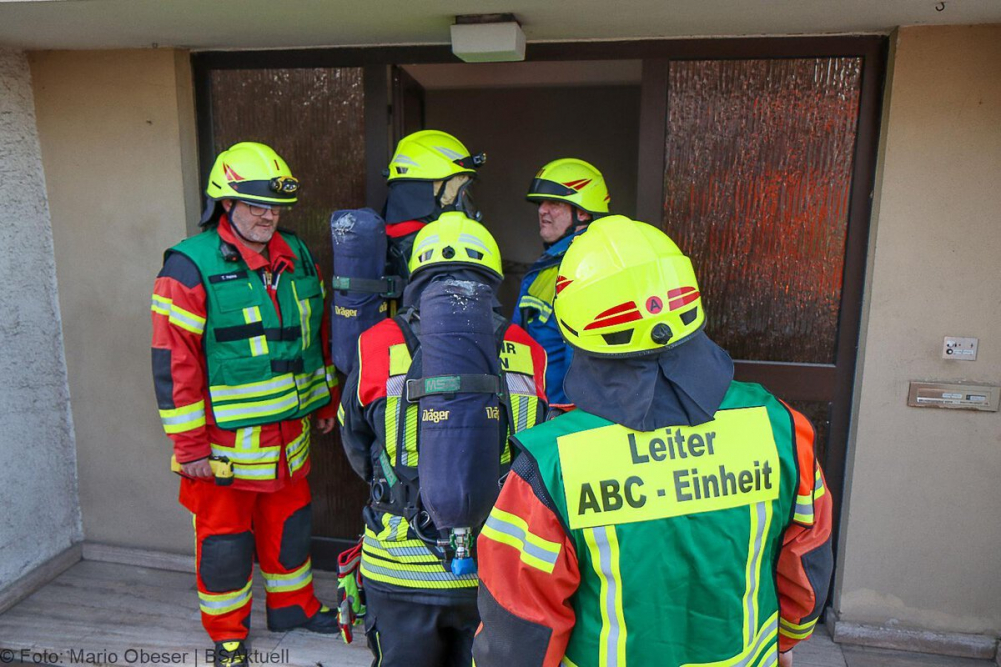 Am späten Mittwochnachmittag, den 5. März 2025, wurde der Rettungsdienst in die Donaustraße in Offingen alarmiert, nachdem eine Person kollabiert war. Vor Ort stellten die Einsatzkräfte Gasgeruch fest. Messgeräte schlugen an, woraufhin umgehend Großalarm ausgelöst wurde.