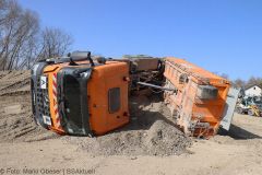 Günzburg - Lkw kippt Baustelle Bahnbrücke 21032022 7