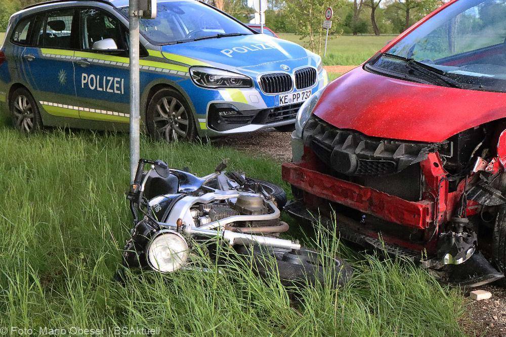 Unfall Motorrad und Pkw bei Weissenhorn