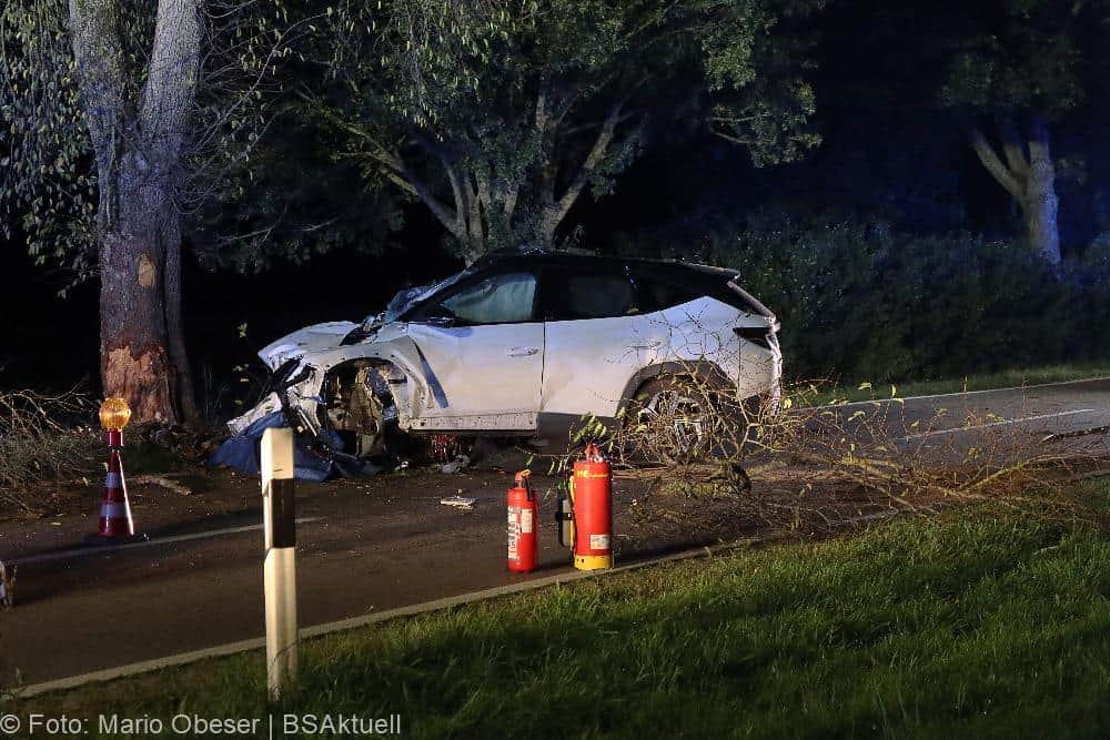 Unfall Offingen, Pkw gegen Baum