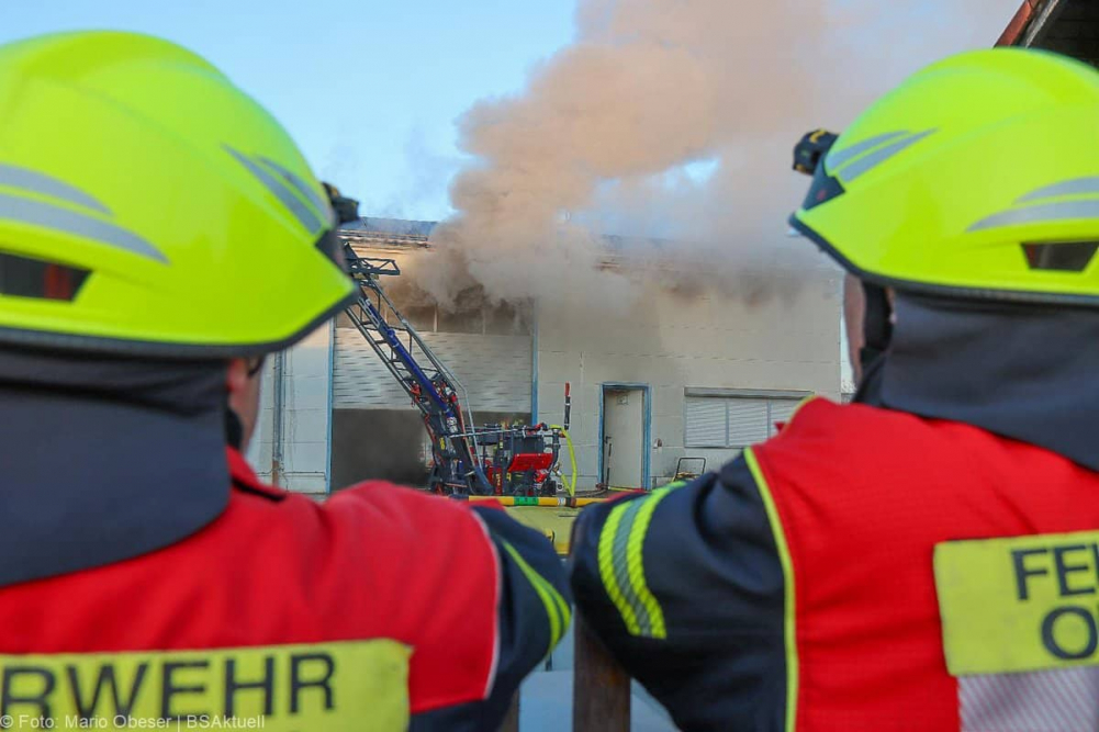Am Mittwochnachmittag, 25.12.2025, kam es in Offingen zu einem Brand in einer Halle auf dem Gelände des örtlichen Bauhofs. Gegen 15:15 Uhr wurden die Einsatzkräfte alarmiert. Das Feuer brach im oberen Bereich des Gebäudes aus, wo Wechselrichter und ein Batteriespeicher der auf dem Dach montierten Photovoltaikanlage untergebracht sind.