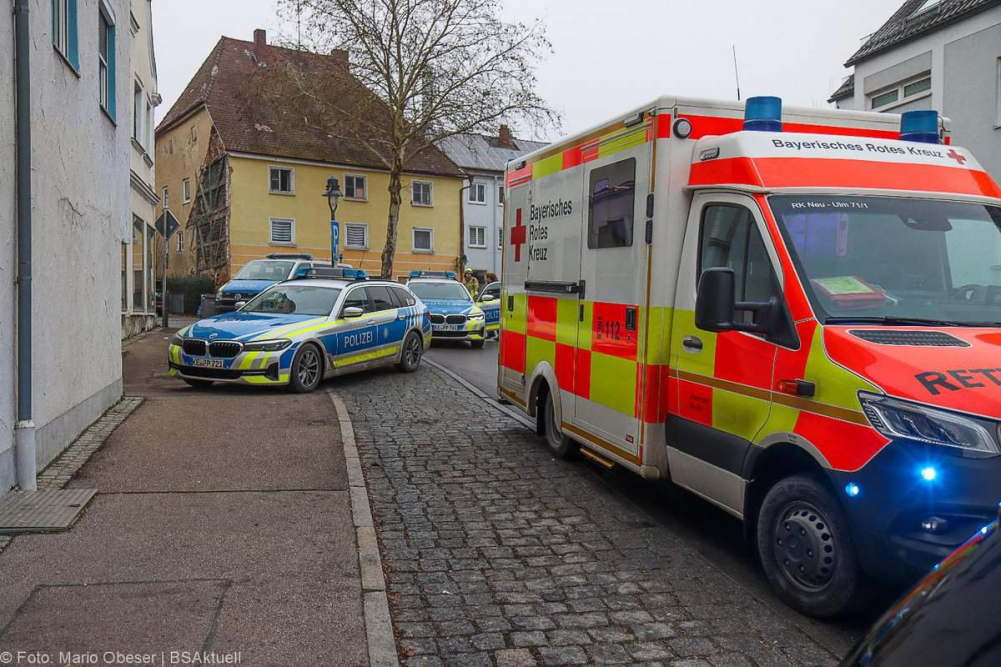 Zu einem Brand wurden Feuerwehr, Rettungsdienst und Polizei am Samstagvormittag, 28.12.2024, nach Ichenhausen alarmiert.