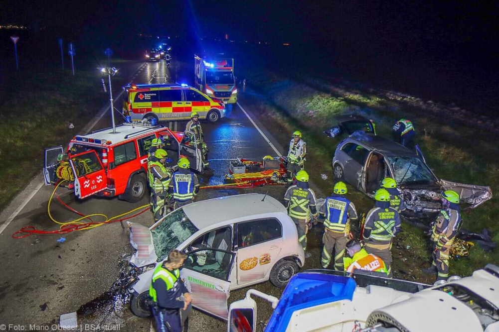 Ein schwerer Verkehrsunfall ereignete sich am Freitagabend, den 8. Dezember 2024, auf der Ulmer Straße zwischen Günzburg und Leipheim.