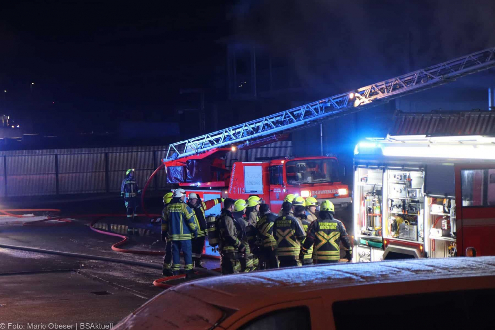 Einsatzkräfte wurden am frühen Sonntagmorgen, gegen 01.47 Uhr, zu einem Busdepot im Bereich des Bahnhofes in Günzburg zu einer starken Rauchentwicklung alarmiert.
