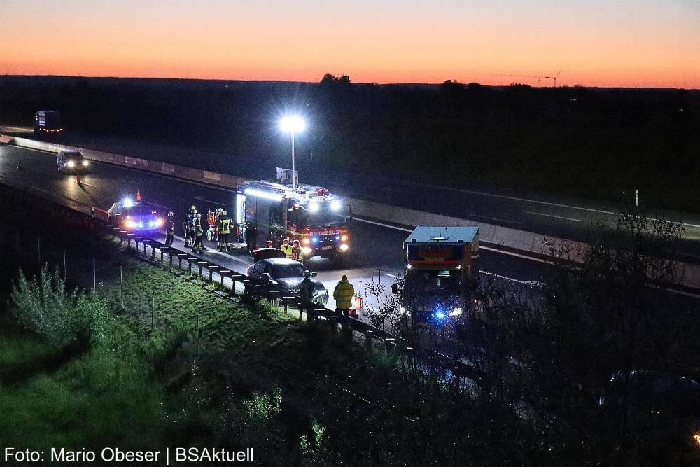 Pkw prallt auf der A8 bei Riedheim gegen die Leitplanke