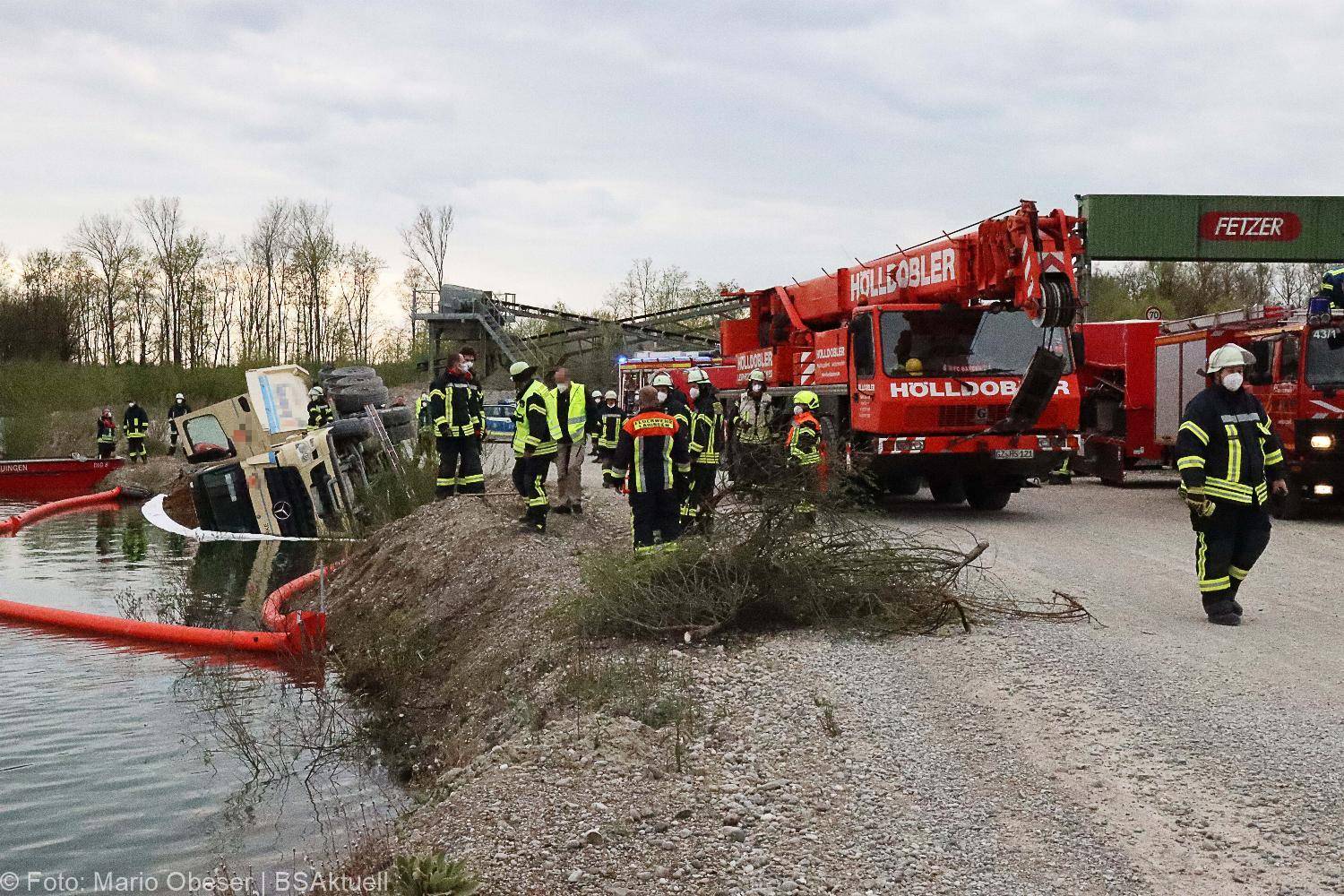 Lkw kippt in See Gundelfingen 04052021