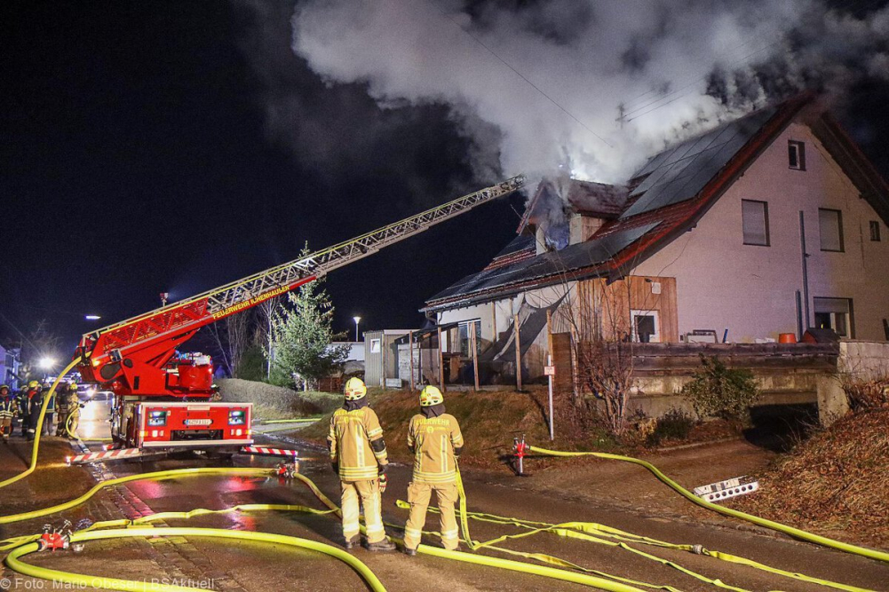 Am späten Dienstagnachmittag, dem 14. Januar 2025, kam es in der Ulmer Straße in Oxenbronn, einem Stadtteil von Ichenhausen, zu einem Brand in einem Einfamilienhaus.