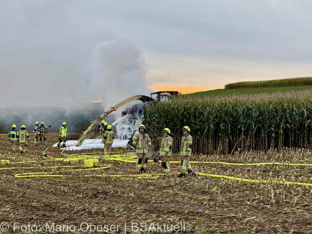 Am frühen Sonntagabend, den 29. September 2024, kam es südlich von Deubach bei Ichenhausen zum Brand eines Maishäckslers