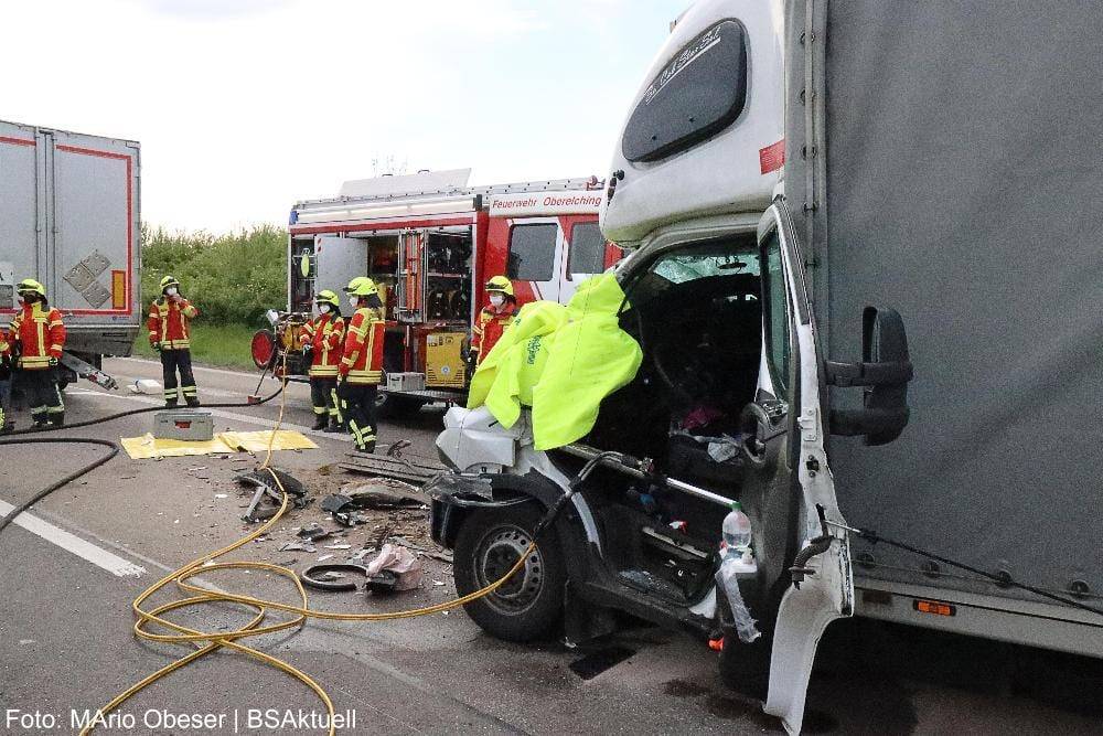 Transporter prallt gegen Lkw A8 Oberelchingen