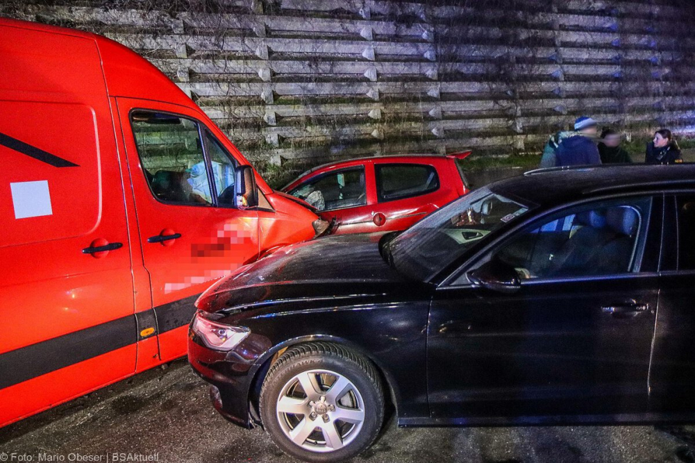 Am Dienstagabend, den 4. Februar 2025, ereignete sich gegen 17 Uhr ein Verkehrsunfall auf der Bundesstraße 16 bei Günzburg.