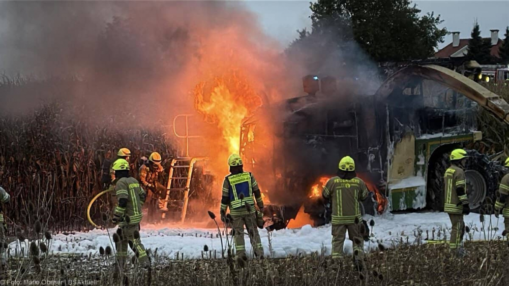 Am frühen Sonntagabend, den 29. September 2024, kam es südlich von Deubach bei Ichenhausen zum Brand eines Maishäckslers
