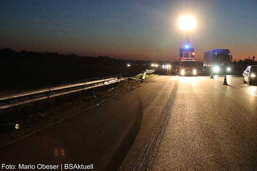 Pkw prallt auf der A8 bei Riedheim gegen die Leitplanke