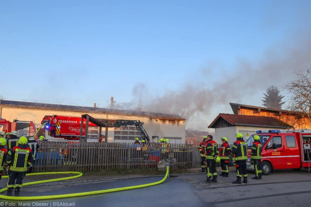 Am Mittwochnachmittag, 25.12.2025, kam es in Offingen zu einem Brand in einer Halle auf dem Gelände des örtlichen Bauhofs. Gegen 15:15 Uhr wurden die Einsatzkräfte alarmiert. Das Feuer brach im oberen Bereich des Gebäudes aus, wo Wechselrichter und ein Batteriespeicher der auf dem Dach montierten Photovoltaikanlage untergebracht sind.