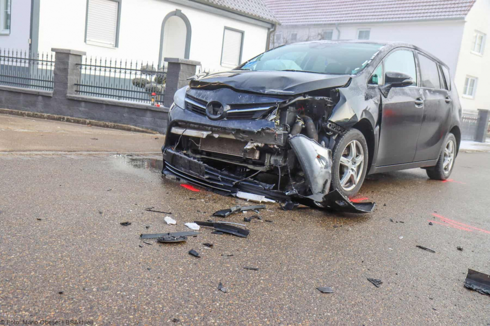 Am Samstagvormittag, 20.01.2024, kam es in der Ortsmitte von Deubach zu einem Verkehrsunfall, der glücklicherweise nur leichte Verletzungen zur Folge hatte. Der Unfall ereignete sich auf der Ellerbachstraße, einer belebten Ortsdurchfahrt, und betraf zwei Fahrzeuge.