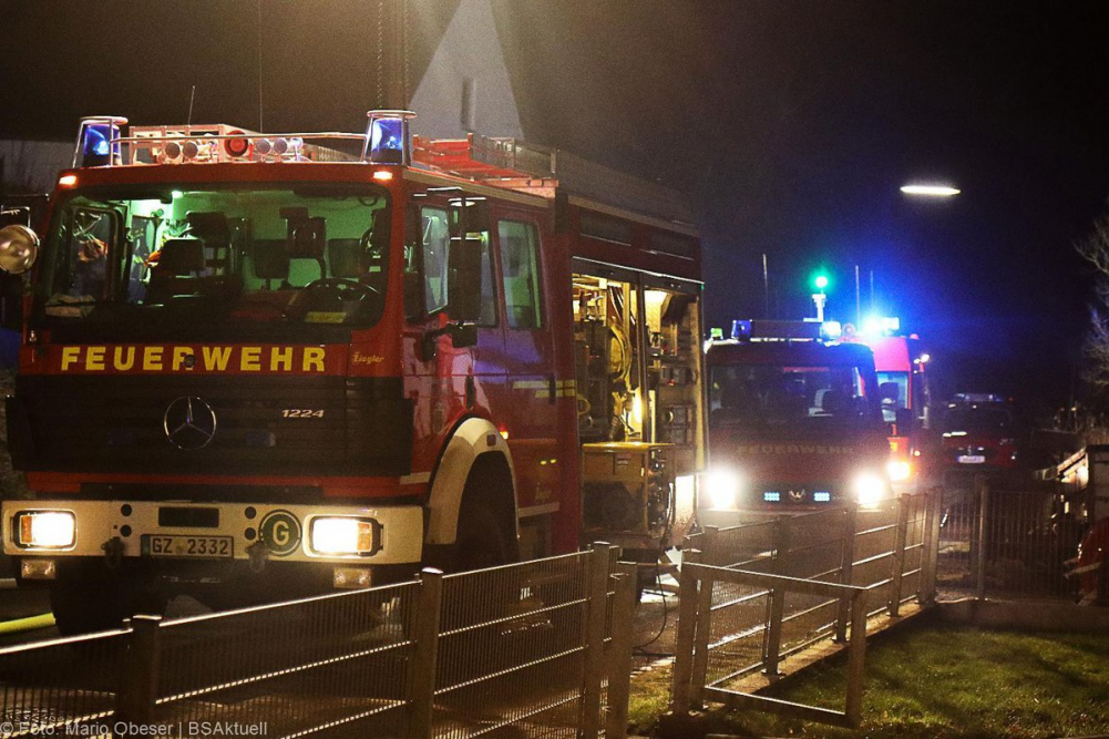 Am späten Dienstagnachmittag, dem 14. Januar 2025, kam es in der Ulmer Straße in Oxenbronn, einem Stadtteil von Ichenhausen, zu einem Brand in einem Einfamilienhaus.