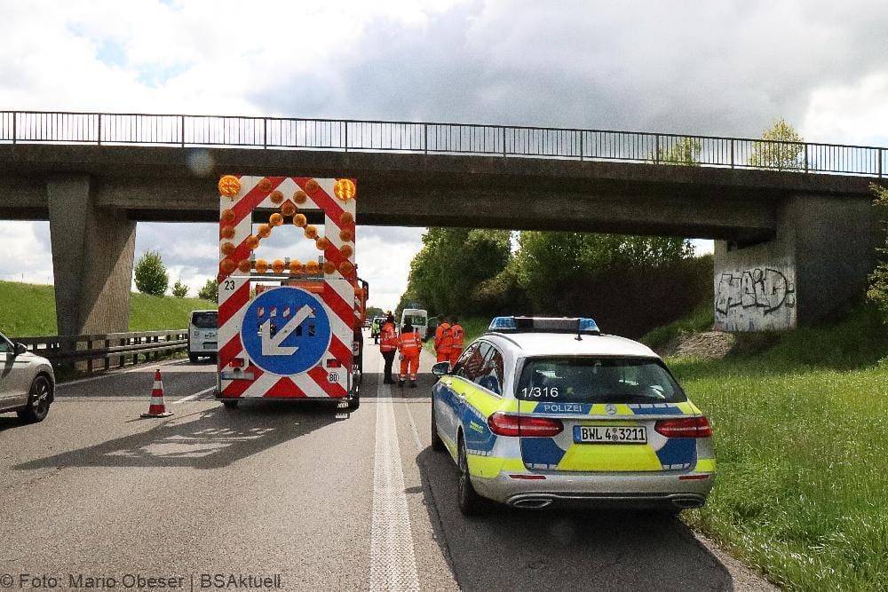 Unfall A8 Ulm-Juningen Sicherungsanhaenger 2505202