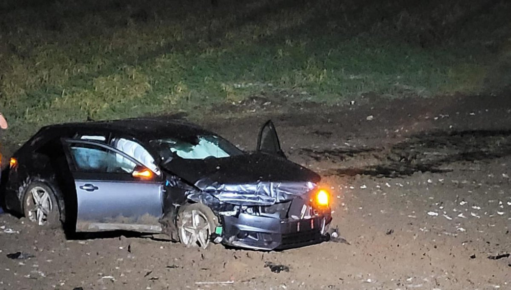 Fahrer durchbricht bei Jettingen Leitplanke am Kreisverkehr und landet im Feld.