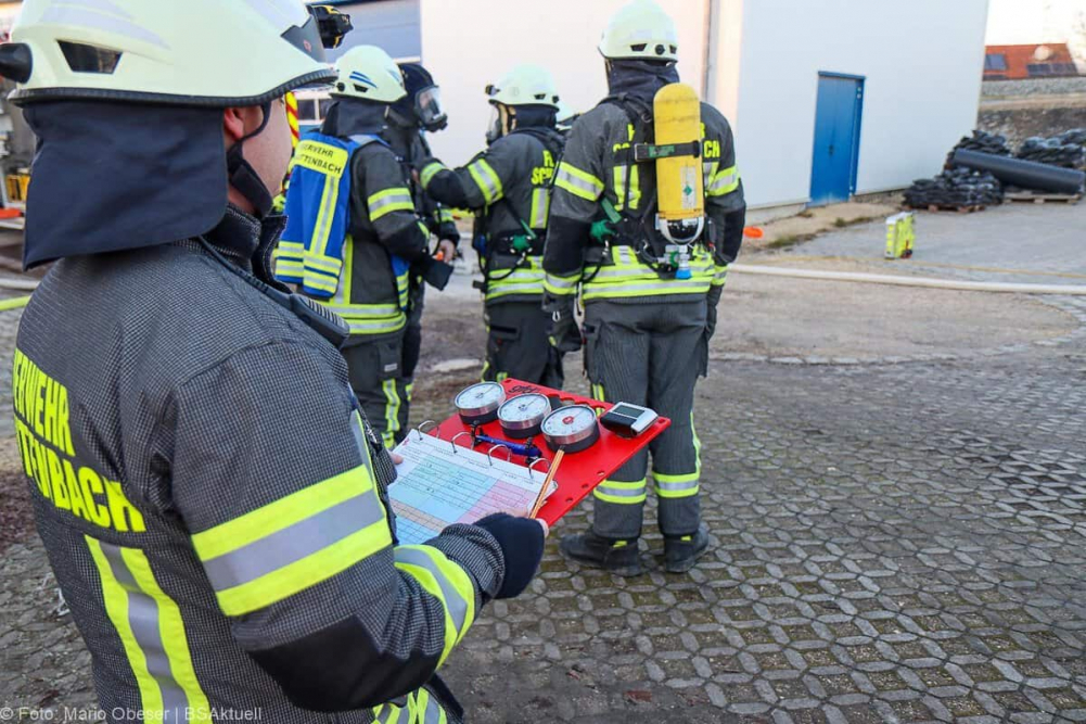 Am Mittwochnachmittag, 25.12.2025, kam es in Offingen zu einem Brand in einer Halle auf dem Gelände des örtlichen Bauhofs. Gegen 15:15 Uhr wurden die Einsatzkräfte alarmiert. Das Feuer brach im oberen Bereich des Gebäudes aus, wo Wechselrichter und ein Batteriespeicher der auf dem Dach montierten Photovoltaikanlage untergebracht sind.