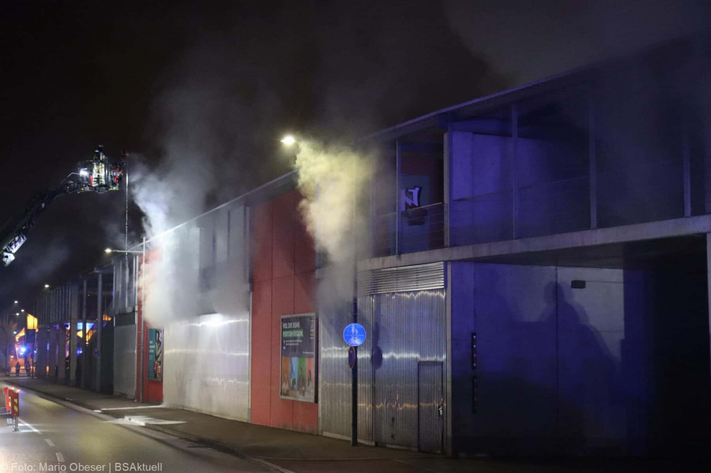 Einsatzkräfte wurden am frühen Sonntagmorgen, gegen 01.47 Uhr, zu einem Busdepot im Bereich des Bahnhofes in Günzburg zu einer starken Rauchentwicklung alarmiert.