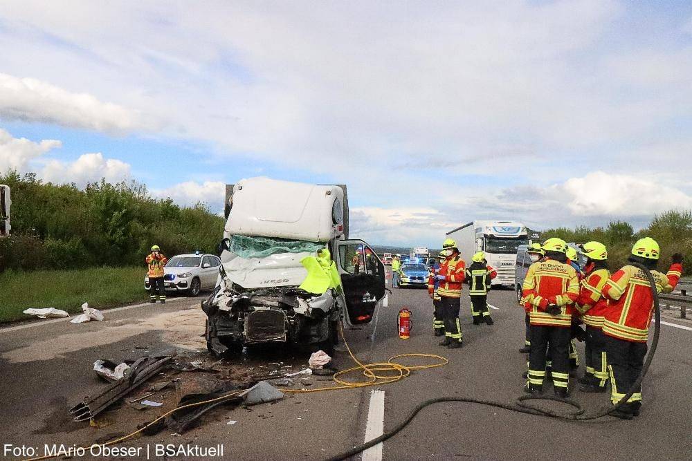 Transporter prallt gegen Lkw A8 Oberelchingen