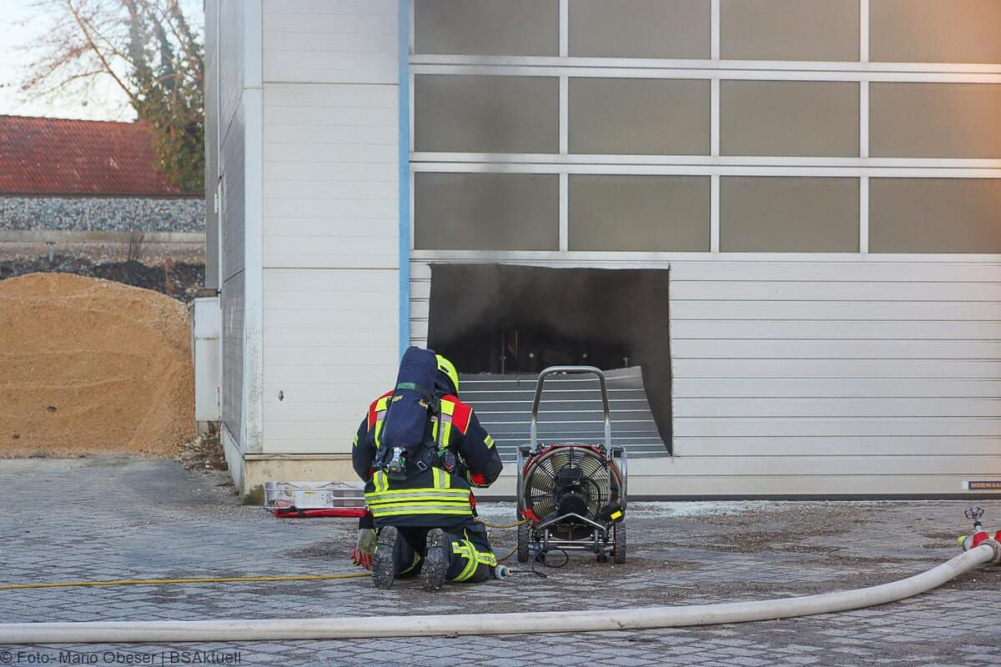 Am Mittwochnachmittag, 25.12.2025, kam es in Offingen zu einem Brand in einer Halle auf dem Gelände des örtlichen Bauhofs. Gegen 15:15 Uhr wurden die Einsatzkräfte alarmiert. Das Feuer brach im oberen Bereich des Gebäudes aus, wo Wechselrichter und ein Batteriespeicher der auf dem Dach montierten Photovoltaikanlage untergebracht sind.