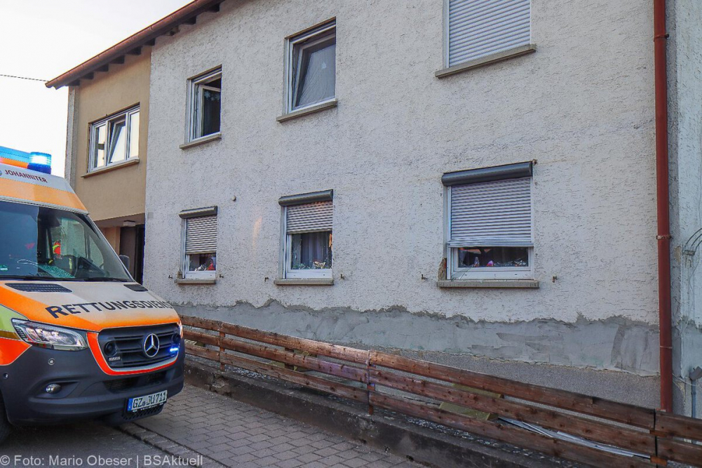 Am späten Mittwochnachmittag, den 5. März 2025, wurde der Rettungsdienst in die Donaustraße in Offingen alarmiert, nachdem eine Person kollabiert war. Vor Ort stellten die Einsatzkräfte Gasgeruch fest. Messgeräte schlugen an, woraufhin umgehend Großalarm ausgelöst wurde.