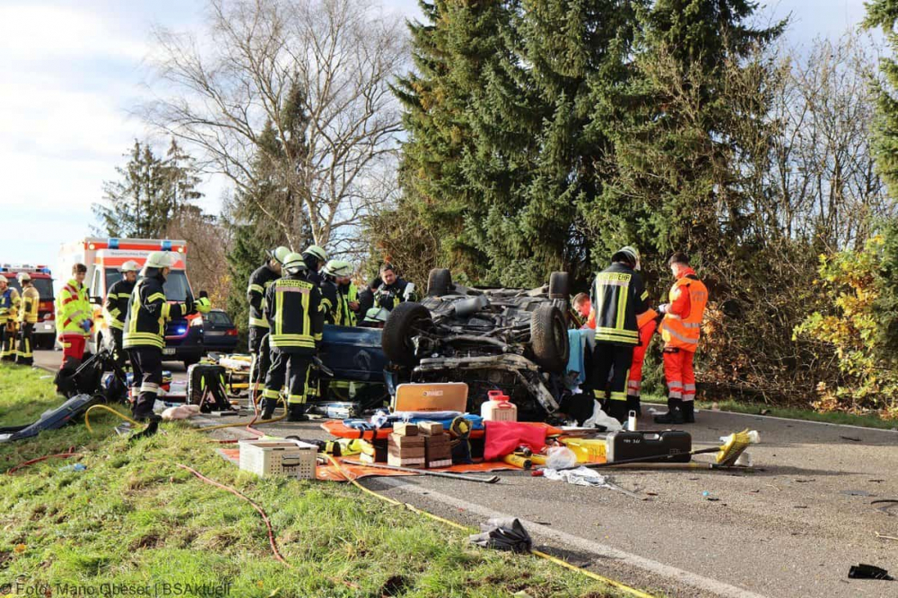 Am Montagvormittag, den 18.11.2024, ereignete sich auf der „Äußeren Offingen Straße“ zwischen Peterswörth und Offingen ein schwerer Verkehrsunfall bei einem Überholvorgang. 