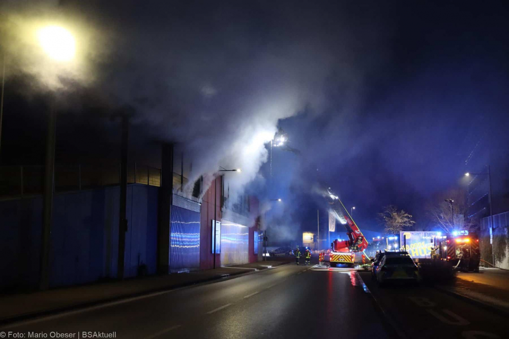 Einsatzkräfte wurden am frühen Sonntagmorgen, gegen 01.47 Uhr, zu einem Busdepot im Bereich des Bahnhofes in Günzburg zu einer starken Rauchentwicklung alarmiert.