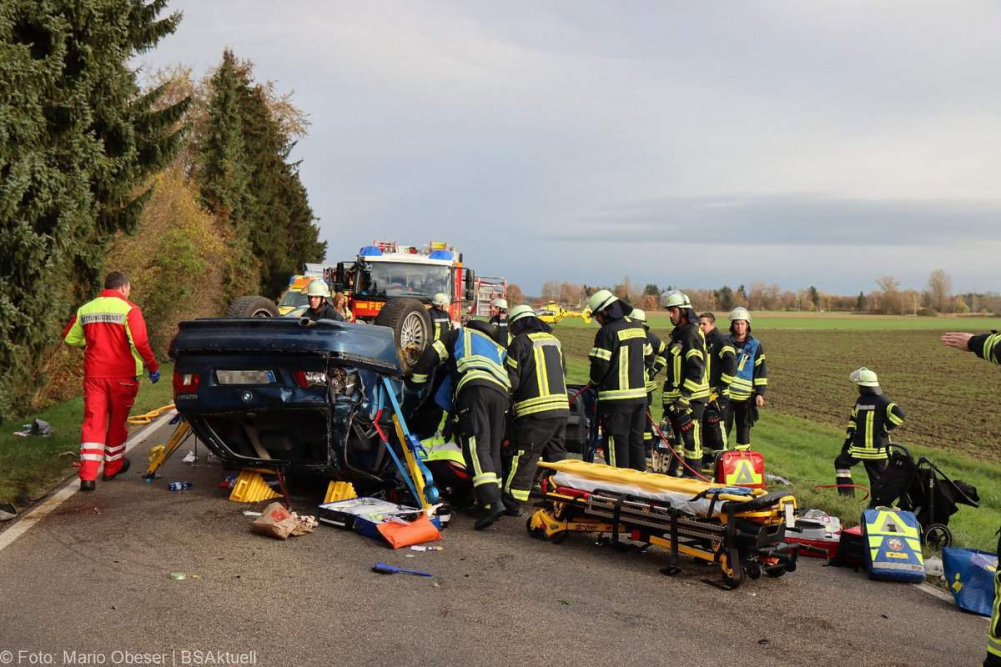 Am Montagvormittag, den 18.11.2024, ereignete sich auf der „Äußeren Offingen Straße“ zwischen Peterswörth und Offingen ein schwerer Verkehrsunfall bei einem Überholvorgang. 
