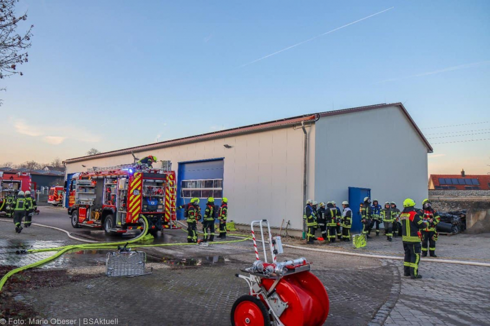Am Mittwochnachmittag, 25.12.2025, kam es in Offingen zu einem Brand in einer Halle auf dem Gelände des örtlichen Bauhofs. Gegen 15:15 Uhr wurden die Einsatzkräfte alarmiert. Das Feuer brach im oberen Bereich des Gebäudes aus, wo Wechselrichter und ein Batteriespeicher der auf dem Dach montierten Photovoltaikanlage untergebracht sind.