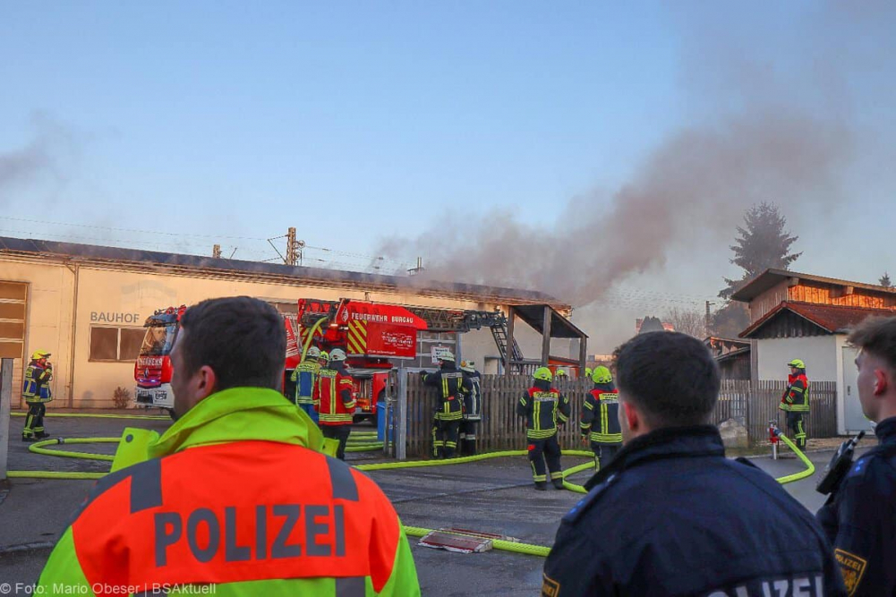 Am Mittwochnachmittag, 25.12.2025, kam es in Offingen zu einem Brand in einer Halle auf dem Gelände des örtlichen Bauhofs. Gegen 15:15 Uhr wurden die Einsatzkräfte alarmiert. Das Feuer brach im oberen Bereich des Gebäudes aus, wo Wechselrichter und ein Batteriespeicher der auf dem Dach montierten Photovoltaikanlage untergebracht sind.