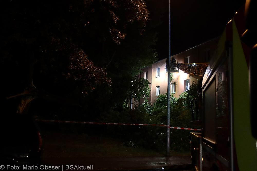 Neu-Ulm Baum Blitzschlag gegen Gebaaude 21072022