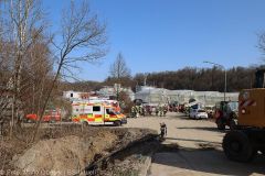 Günzburg - Lkw kippt Baustelle Bahnbrücke 21032022 4