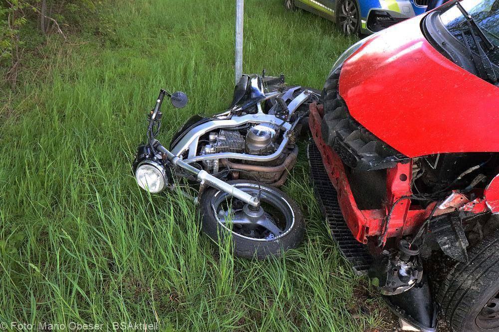 Unfall Motorrad und Pkw bei Weissenhorn