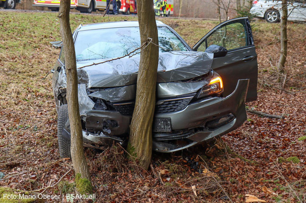 Am Samstagnachmittag, den 08. Februar 2025, ereignete sich auf der Kreisstraße GZ25 zwischen Dinkelscherben und Burtenbach ein Verkehrsunfall mit drei verletzten Personen.