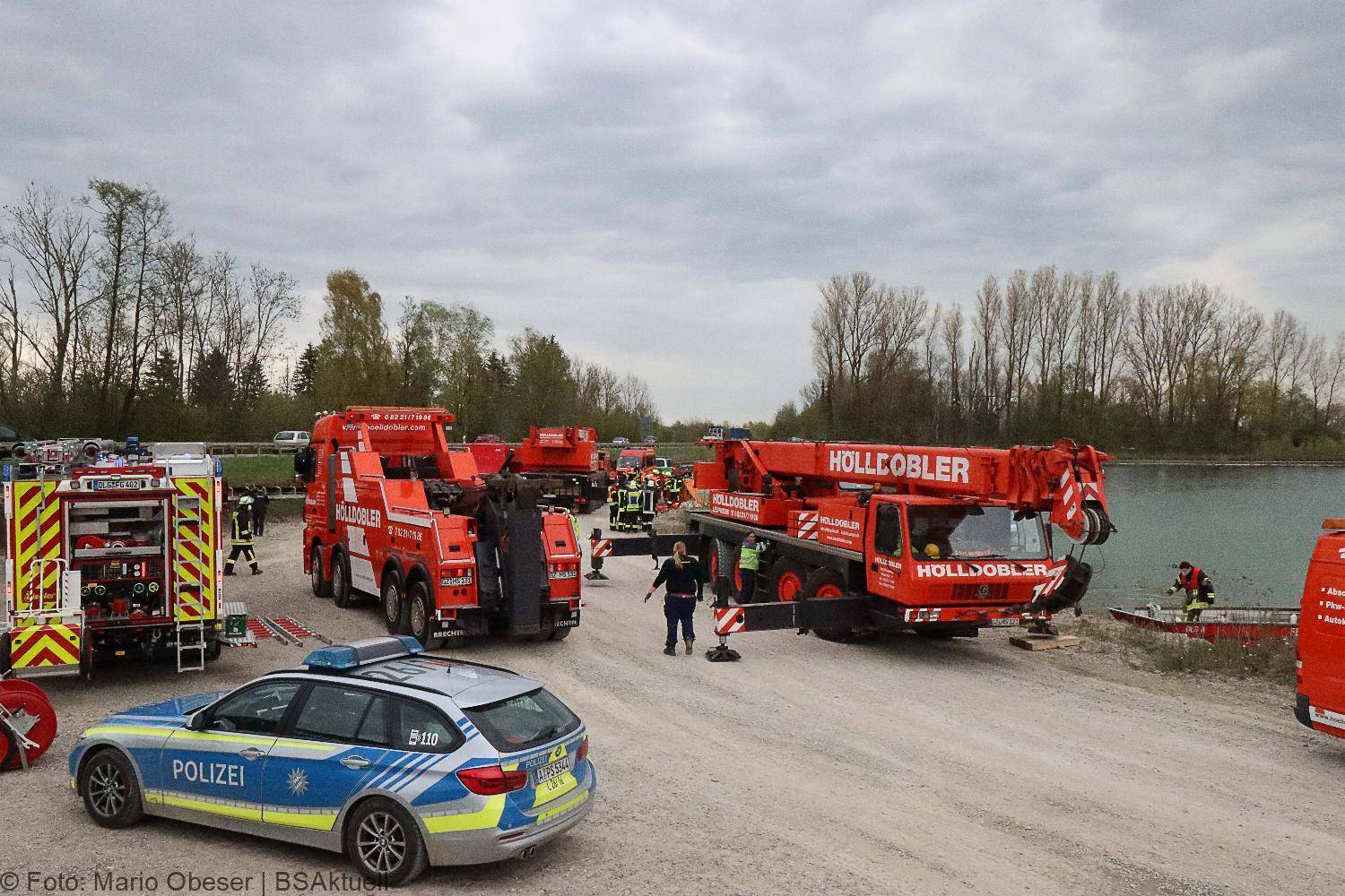 Lkw kippt in See Gundelfingen 04052021